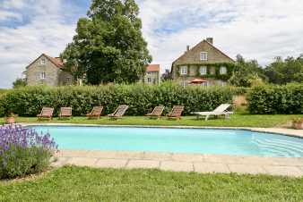 Reizvolles Ferienhaus mit Pool und eindrucksvollem Panoramablick fr 26 Personen in Yvoir