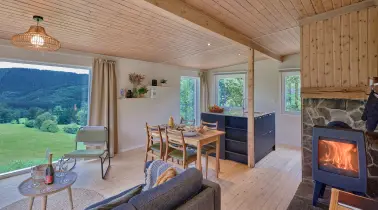 Gemütliche Chalets mit Kaminfeuer