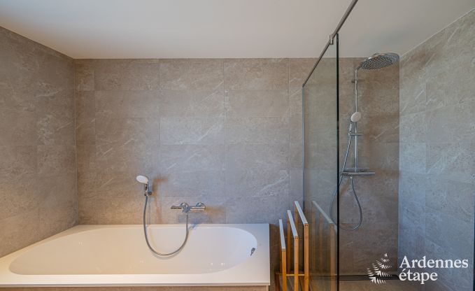 Charmantes Ferienhaus in Bastogne: komfortabler Aufenthalt f�r 8 Personen mit Privatgarten und Ladestation