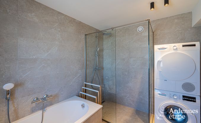 Charmantes Ferienhaus in Bastogne: komfortabler Aufenthalt f�r 8 Personen mit Privatgarten und Ladestation