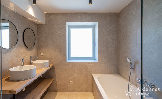 Charmantes Ferienhaus in Bastogne: komfortabler Aufenthalt f�r 8 Personen mit Privatgarten und Ladestation