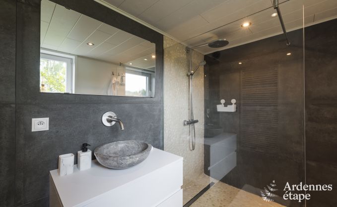 Charmantes Ferienhaus fr 6 Personen in Bastogne mit Innen- und Auenjacuzzi