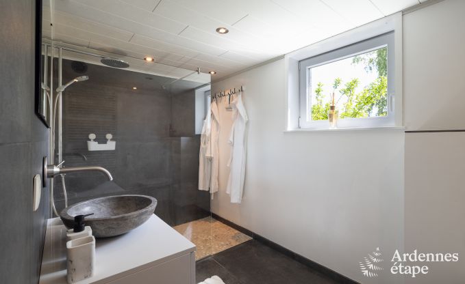 Charmantes Ferienhaus f�r 6 Personen in Bastogne mit Innen- und Au�enjacuzzi