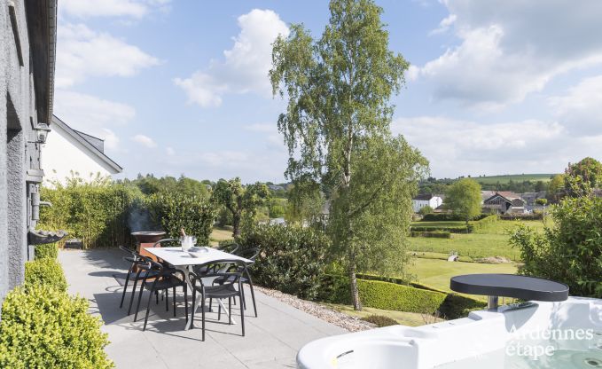 Charmantes Ferienhaus fr 6 Personen in Bastogne mit Innen- und Auenjacuzzi