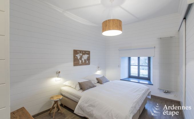 Wunderschnes Schloss in Bertrix: Unterkunft fr 20 Personen mit Hallenbad, Whirlpool und Infrarotkabine