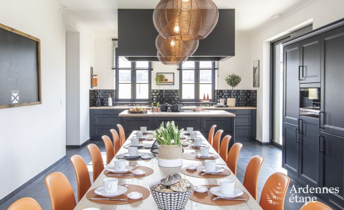 Wunderschnes Schloss in Bertrix: Unterkunft fr 20 Personen mit Hallenbad, Whirlpool und Infrarotkabine