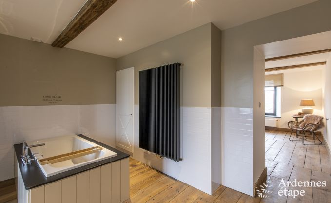 Wunderschnes Schloss in Bertrix: Unterkunft fr 20 Personen mit Hallenbad, Whirlpool und Infrarotkabine