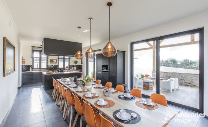 Wunderschnes Schloss in Bertrix: Unterkunft fr 20 Personen mit Hallenbad, Whirlpool und Infrarotkabine