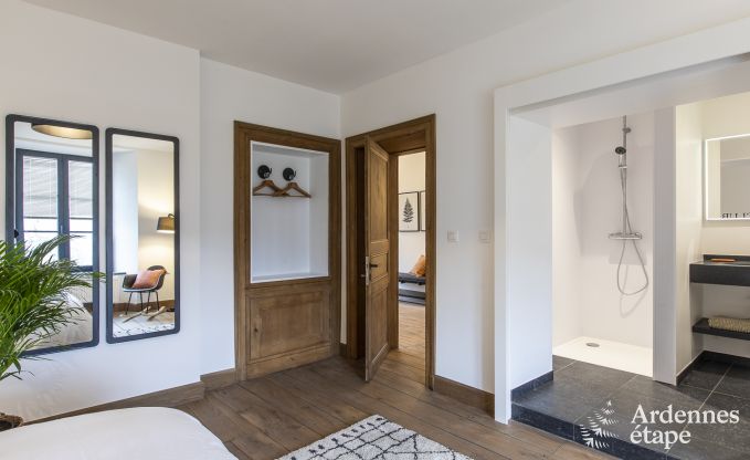 Wundersch�nes Schloss in Bertrix: Unterkunft f�r 20 Personen mit Hallenbad, Whirlpool und Infrarotkabine