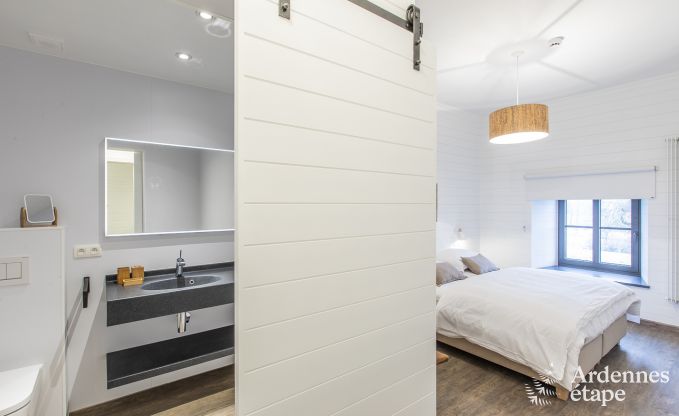 Wundersch�nes Schloss in Bertrix: Unterkunft f�r 20 Personen mit Hallenbad, Whirlpool und Infrarotkabine