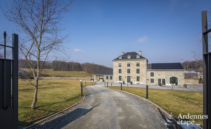 Wunderschnes Schloss in Bertrix: Unterkunft fr 20 Personen mit Hallenbad, Whirlpool und Infrarotkabine