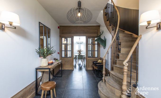 Wunderschnes Schloss in Bertrix: Unterkunft fr 20 Personen mit Hallenbad, Whirlpool und Infrarotkabine