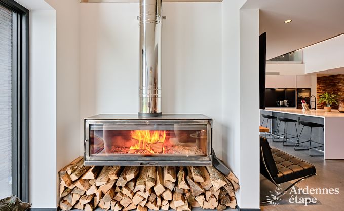 Gerumige Luxusvilla in Bertrix fr 16 Personen mit beheiztem Auenpool und privater Terrasse am Wasser