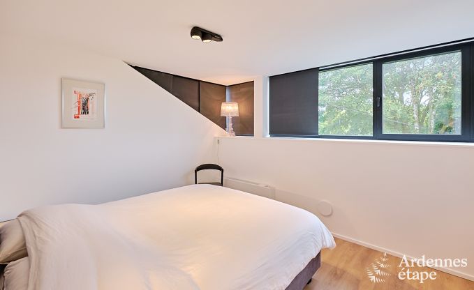 Gerumige Luxusvilla in Bertrix fr 16 Personen mit beheiztem Auenpool und privater Terrasse am Wasser