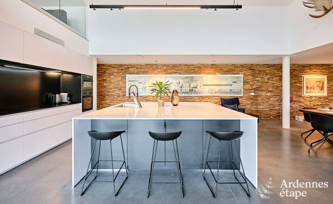 Gerumige Luxusvilla in Bertrix fr 16 Personen mit beheiztem Auenpool und privater Terrasse am Wasser