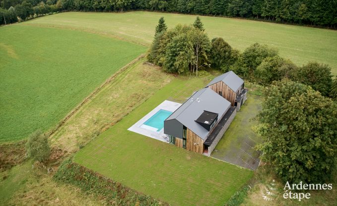 Gerumige Luxusvilla in Bertrix fr 16 Personen mit beheiztem Auenpool und privater Terrasse am Wasser