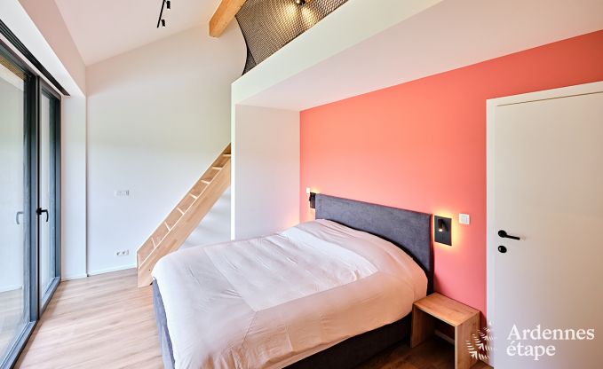 Gerumige Luxusvilla in Bertrix fr 16 Personen mit beheiztem Auenpool und privater Terrasse am Wasser