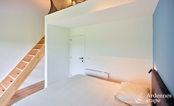 Gerumige Luxusvilla in Bertrix fr 16 Personen mit beheiztem Auenpool und privater Terrasse am Wasser