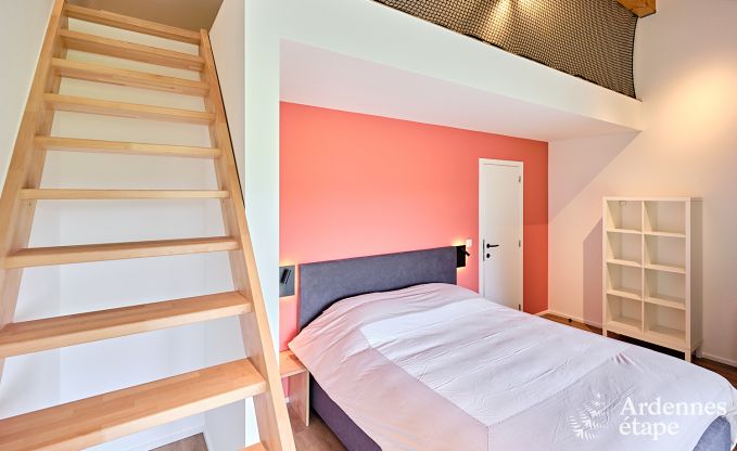 Gerumige Luxusvilla in Bertrix fr 16 Personen mit beheiztem Auenpool und privater Terrasse am Wasser