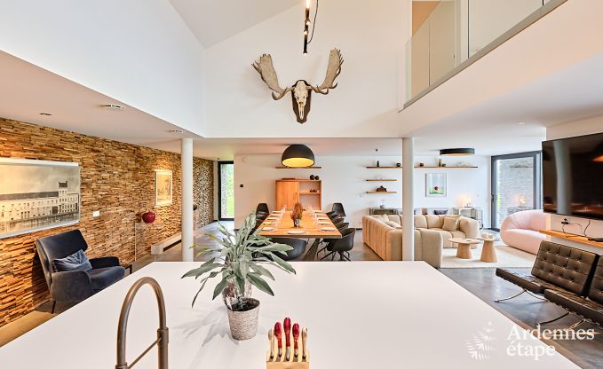 Gerumige Luxusvilla in Bertrix fr 16 Personen mit beheiztem Auenpool und privater Terrasse am Wasser