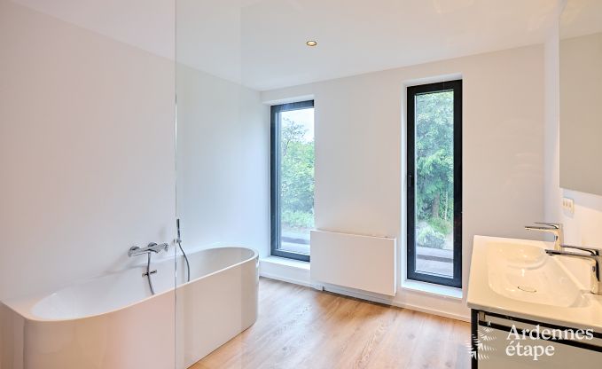 Gerumige Luxusvilla in Bertrix fr 16 Personen mit beheiztem Auenpool und privater Terrasse am Wasser