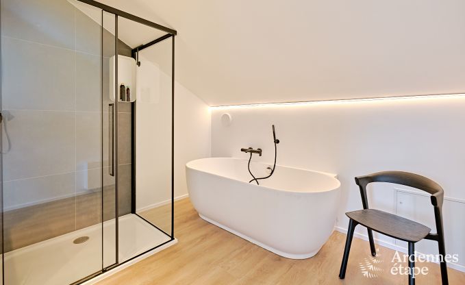 Gerumige Luxusvilla in Bertrix fr 16 Personen mit beheiztem Auenpool und privater Terrasse am Wasser