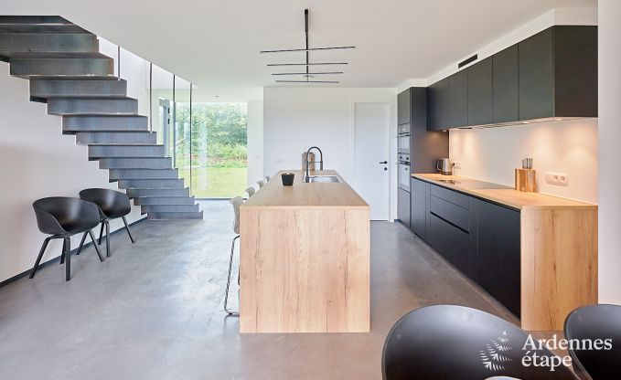 Gerumige Luxusvilla in Bertrix fr 16 Personen mit beheiztem Auenpool und privater Terrasse am Wasser