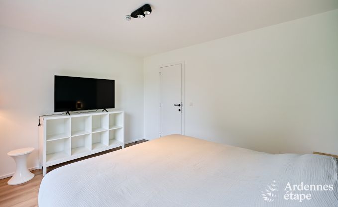 Gerumige Luxusvilla in Bertrix fr 16 Personen mit beheiztem Auenpool und privater Terrasse am Wasser