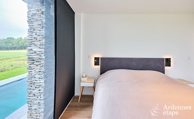 Gerumige Luxusvilla in Bertrix fr 16 Personen mit beheiztem Auenpool und privater Terrasse am Wasser