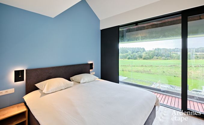 Gerumige Luxusvilla in Bertrix fr 16 Personen mit beheiztem Auenpool und privater Terrasse am Wasser