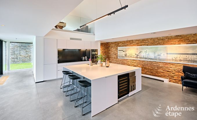 Gerumige Luxusvilla in Bertrix fr 16 Personen mit beheiztem Auenpool und privater Terrasse am Wasser