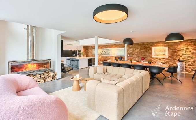 Gerumige Luxusvilla in Bertrix fr 16 Personen mit beheiztem Auenpool und privater Terrasse am Wasser