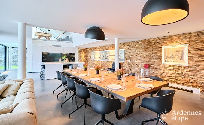 Gerumige Luxusvilla in Bertrix fr 16 Personen mit beheiztem Auenpool und privater Terrasse am Wasser