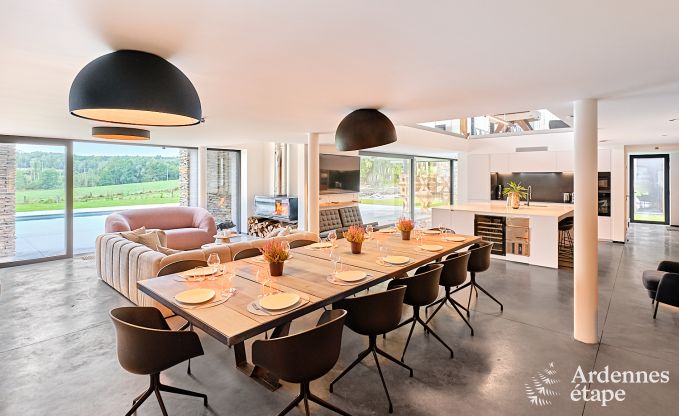 Gerumige Luxusvilla in Bertrix fr 16 Personen mit beheiztem Auenpool und privater Terrasse am Wasser