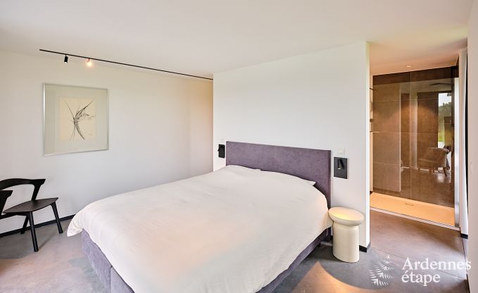 Gerumige Luxusvilla in Bertrix fr 16 Personen mit beheiztem Auenpool und privater Terrasse am Wasser