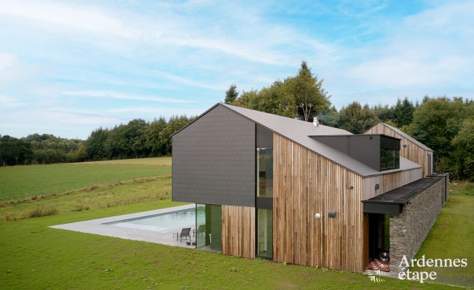 Gerumige Luxusvilla in Bertrix fr 16 Personen mit beheiztem Auenpool und privater Terrasse am Wasser