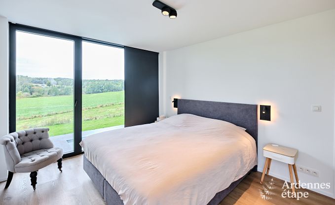 Gerumige Luxusvilla in Bertrix fr 16 Personen mit beheiztem Auenpool und privater Terrasse am Wasser