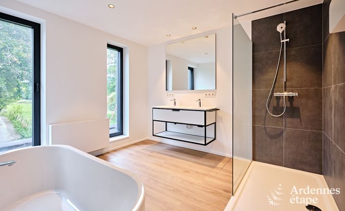 Gerumige Luxusvilla in Bertrix fr 16 Personen mit beheiztem Auenpool und privater Terrasse am Wasser