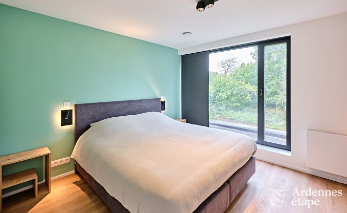 Gerumige Luxusvilla in Bertrix fr 16 Personen mit beheiztem Auenpool und privater Terrasse am Wasser