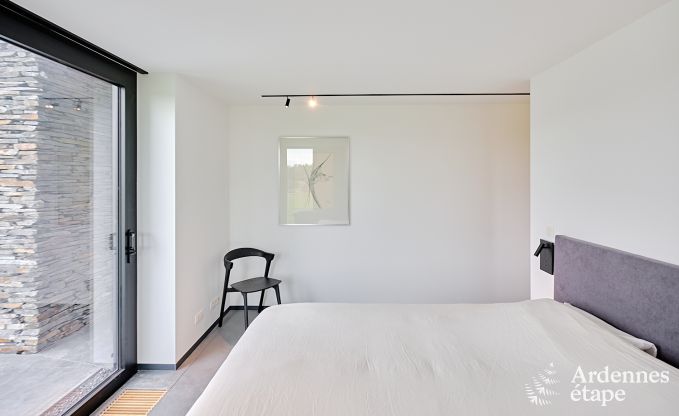 Gerumige Luxusvilla in Bertrix fr 16 Personen mit beheiztem Auenpool und privater Terrasse am Wasser