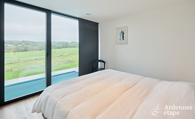 Gerumige Luxusvilla in Bertrix fr 16 Personen mit beheiztem Auenpool und privater Terrasse am Wasser