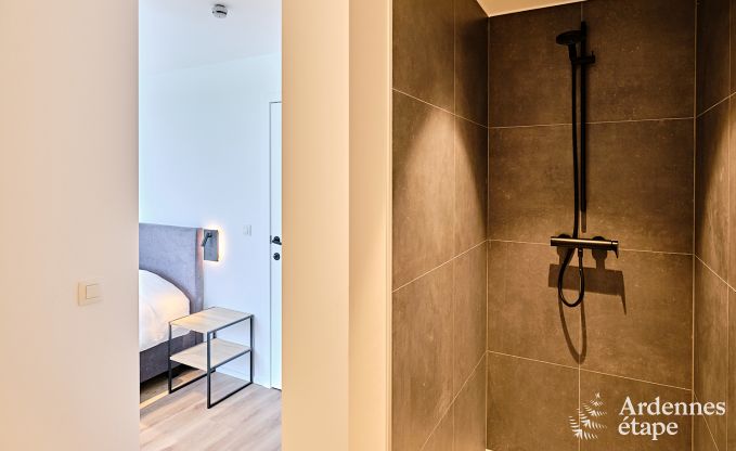 Gerumige Luxusvilla in Bertrix fr 16 Personen mit beheiztem Auenpool und privater Terrasse am Wasser