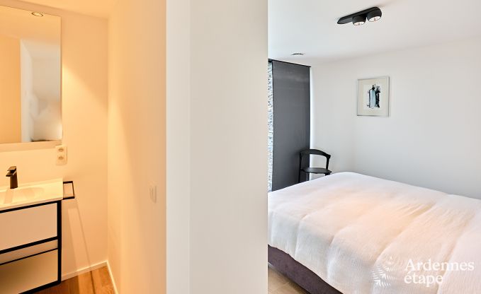 Gerumige Luxusvilla in Bertrix fr 16 Personen mit beheiztem Auenpool und privater Terrasse am Wasser