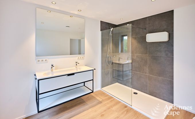 Gerumige Luxusvilla in Bertrix fr 16 Personen mit beheiztem Auenpool und privater Terrasse am Wasser