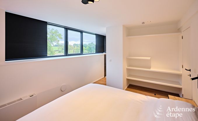 Gerumige Luxusvilla in Bertrix fr 16 Personen mit beheiztem Auenpool und privater Terrasse am Wasser