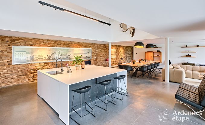 Gerumige Luxusvilla in Bertrix fr 16 Personen mit beheiztem Auenpool und privater Terrasse am Wasser