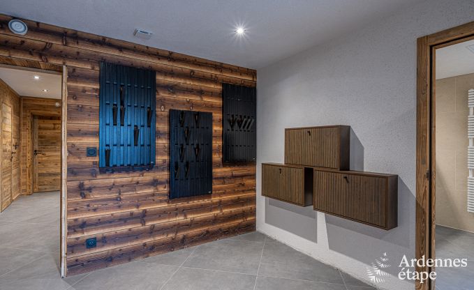 Luxus Chalet in Brognon fr 20 Personen mit beheiztem Auenpool, Outdoor-Jacuzzi und Sauna am See