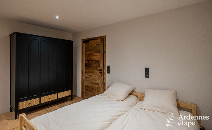 Luxus Chalet in Brognon fr 20 Personen mit beheiztem Auenpool, Outdoor-Jacuzzi und Sauna am See