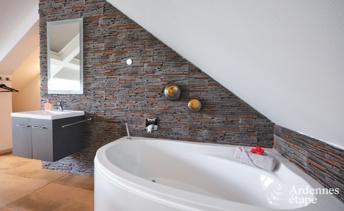 Gerumiges Bauernhaus in Bllingen fr 13 Personen mit Hallenbad, Sauna und Jacuzzi