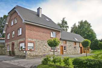 Weitlufige Ferienwohnung mit groem Garten fr 15 Pers. in Btgenbach